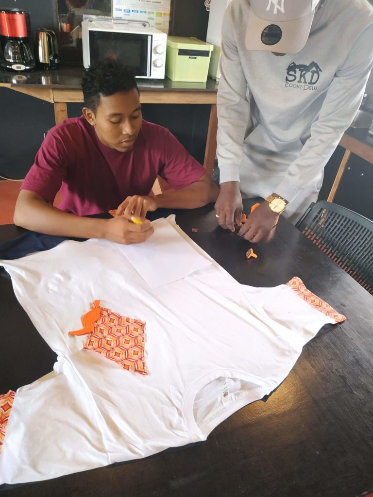 Préparation des t-shirts designés - Tremplin Numérique MANIFACT
